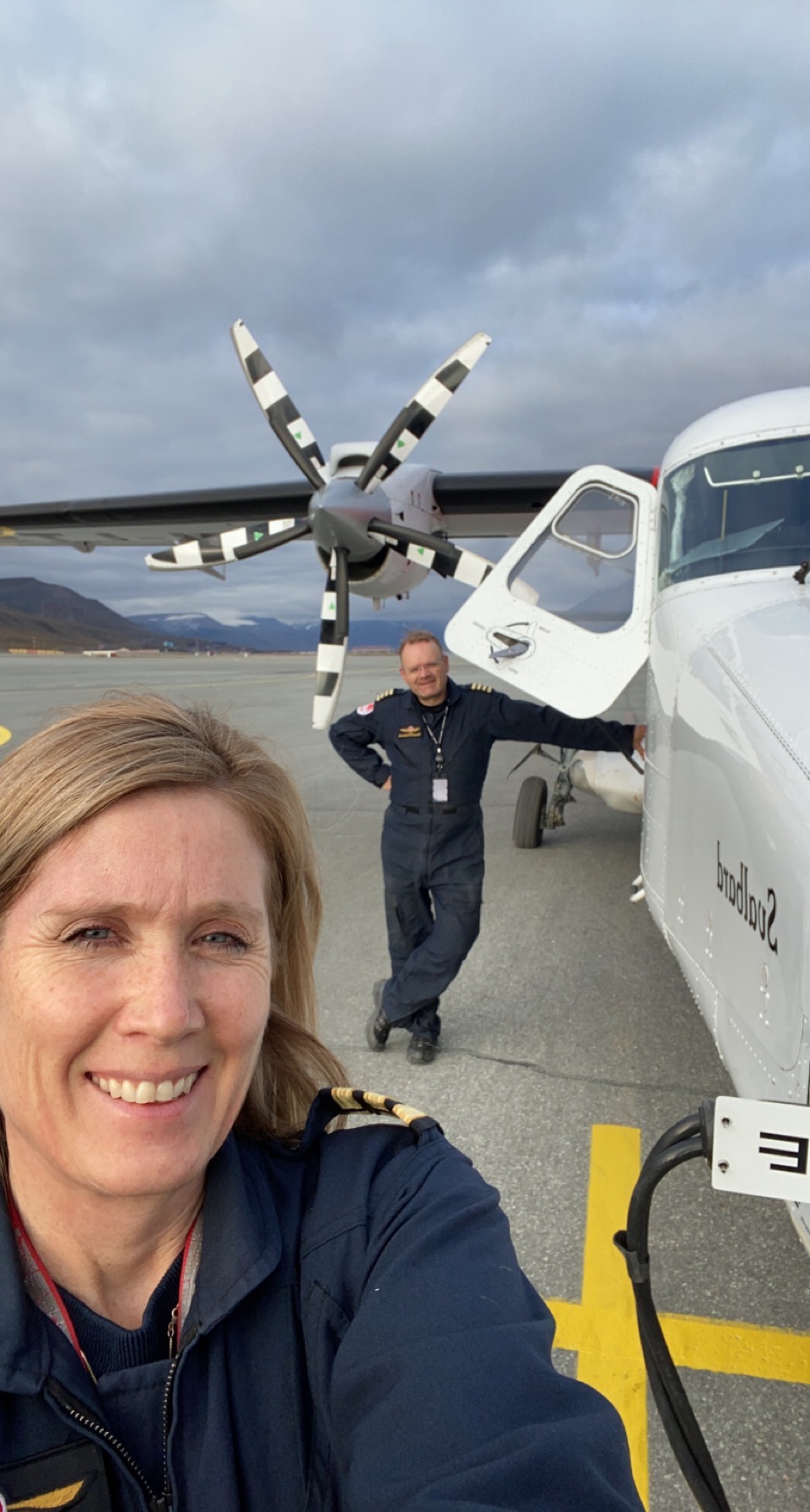  Lisbeth Smistad sammen med flygesjef Tom-Are Stølsdokken. Bildet er tatt rett før avgang fra Longyearbyen til Station Nord på Grønland (81°46'N, 16°40'W)